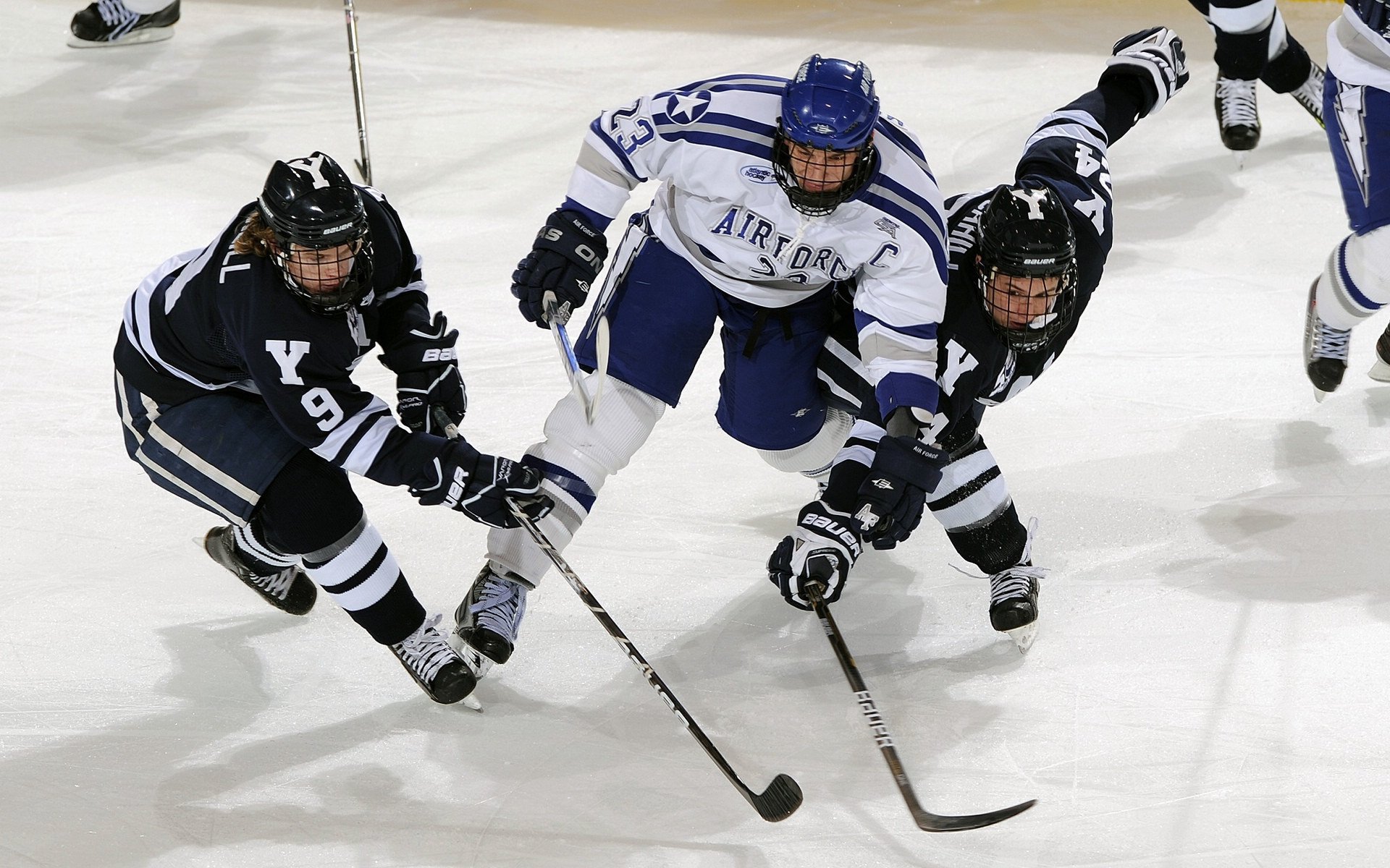 国家队训练重点加强快攻终结和转换防守切换流畅性,完整的快攻战术