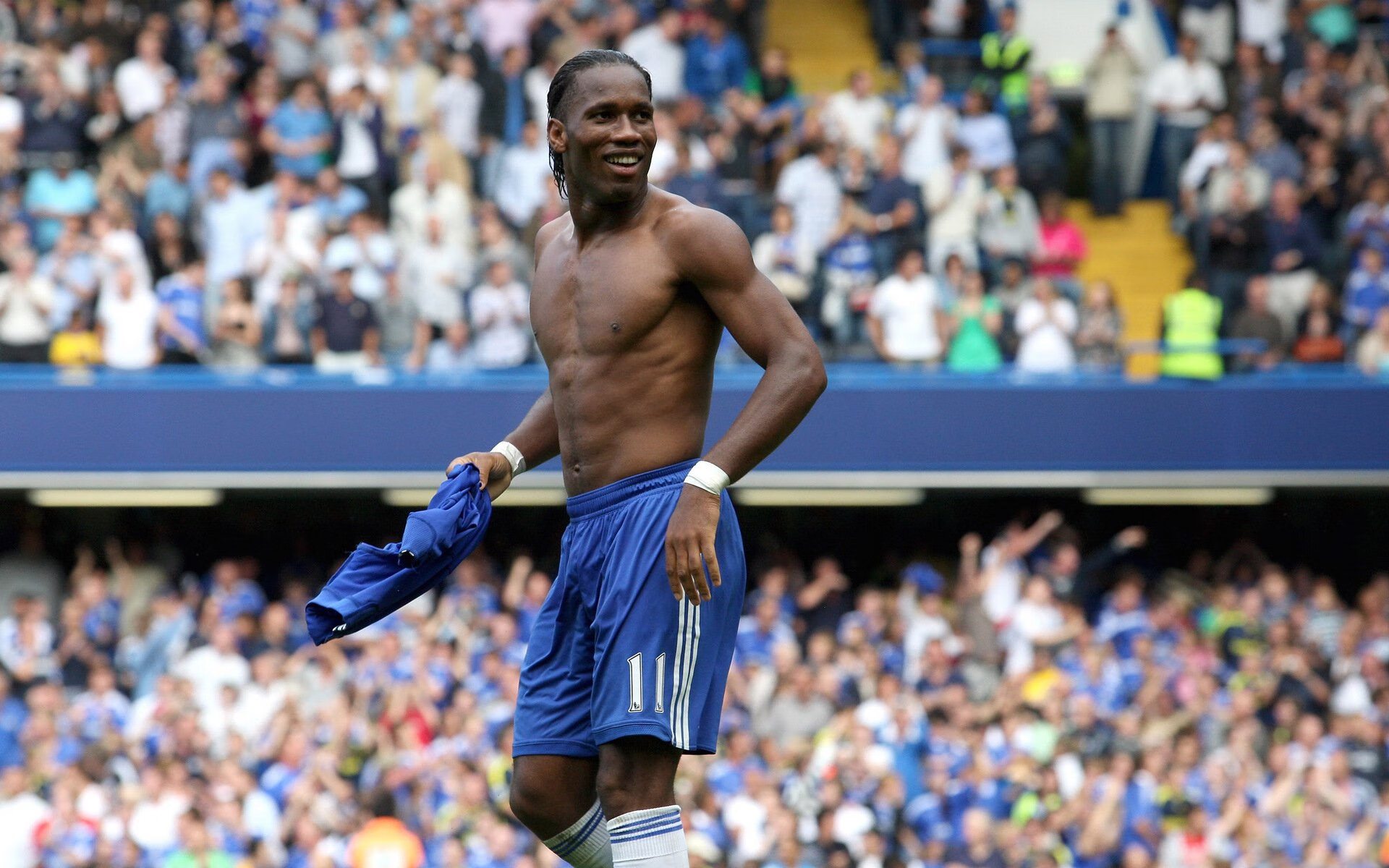 九游官方入口-欧冠足球衍生品热销，粉丝追逐心中的英雄，足球队欧冠